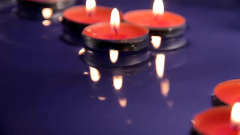 Decorative-candles-floating-in-the-water