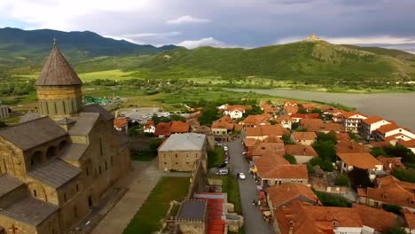 Panorama-Aufnahme-von-antiken-orthodoxe-Kirche,-historisches-Viertel-in-Georgien