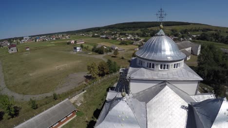 Iglesia-de-bello-paisaje-en-el-campo.-video-de-abejón