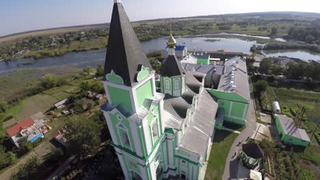 Iglesia-de-bello-paisaje-en-el-campo.-video-de-abejón