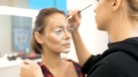 Maquillaje-artista-dibuja-arte-del-cuerpo-en-el-modelo.-Preparación-para-una-sesión-de-fotos