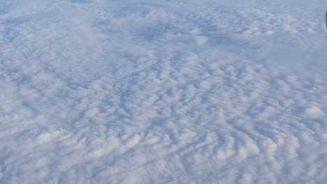 Schöne-Luft-Wolken-schweben-über-dem-Boden.-Luftaufnahme-aus-dem-Flugzeug