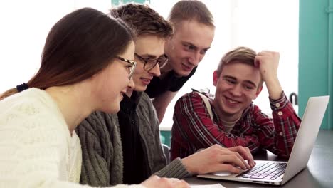 Gruppe-von-Studenten-sprechen-und-Laptop-Bildschirm-betrachten