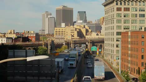 Tagsüber-sonnig-Außenansicht-des-Verkehrs-auf-Brooklyn-Queens-Expressway