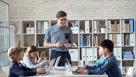 Lehrer-im-Gespräch-mit-Studenten