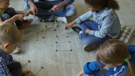 Preescolar-niños-cubitos-de-madera-con-el-profesor