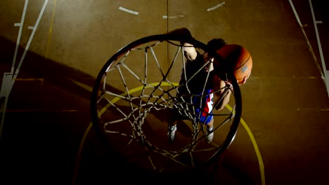 Männer-Basketball-Spieler-spielen-im-Hof-4k