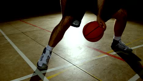 Basketball-Spieler-spielen-Basketball-in-der-Gerichtshof-4k