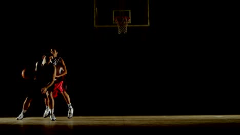 Competidores-jugando-baloncesto-en-el-patio-4k