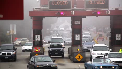 Coches-a-través-de-la-caseta-de-peaje-del-puente-Golden-Gate