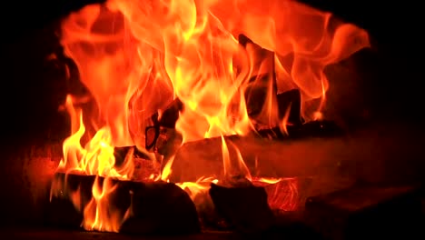 Schöne-Feuer-nahe-Zeitlupe.-Video-Clip-von-Brennholz-im-Kamin-verbrennen.-Brennholz-brennen-in-der-Holzofen.-30fps-Full-HD