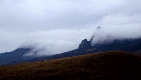 Zeit-runden-Bewegung-Nebel-aus-den-Bergen