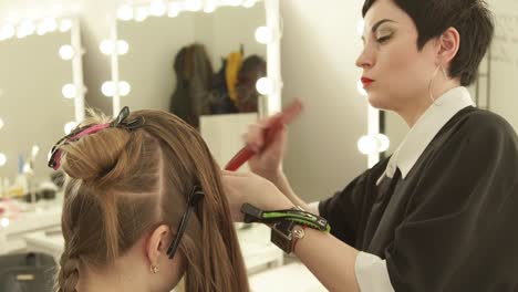 Hairstylist-combing-female-hair-during-haircutting-in-hairdressing-salon.-Close-up-woman-hairstyle-in-beauty-salon.-Hairdresser-working-with-woman-client