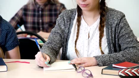 estudiando-la-nota-secreta-de-aula-de-los-estudiantes-de-educación