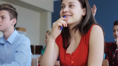 estudiantes-con-los-cuadernos-en-la-lección-en-la-escuela