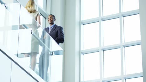 Equipo-de-negocios-étnicos-multi-mujer-hombre-de-oficina