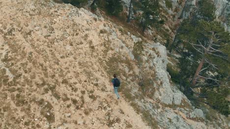 Hombre-de-vista-aérea-con-mochila-de-senderismo