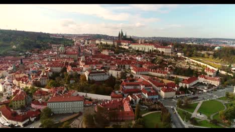 Vista-panorámica-desde-arriba-sobre-el-castillo-de-Praga.-vista-desde-arriba-en-el-paisaje-urbano-de-Praga.-Ciudad-vieja,-Praga