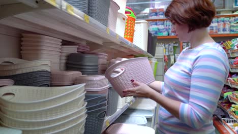 Mujer-caucásica-cerca-tienda-estantes-cesta-plástica-elegir-en-tienda