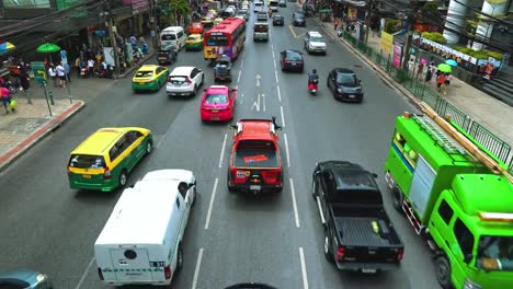 Pkw-Verkehr-in-der-Großstadt.-Verkehr-Transport-auf-der-Straße.-Stau