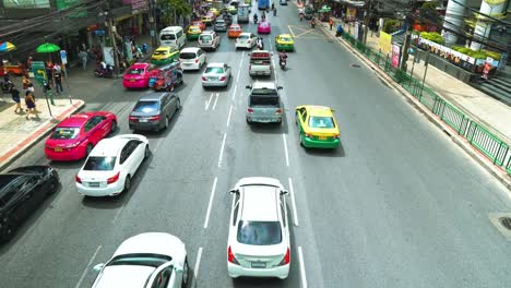 Pkw-Verkehr-in-der-Großstadt.-Verkehr-Transport-auf-der-Straße.-Stau