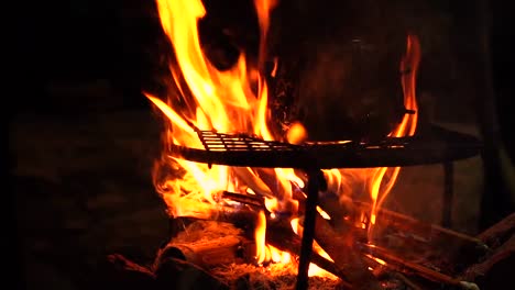 Feuer-und-Wasserkocher-bei-Nacht-Land