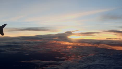 Ver-antenas-de-puesta-de-sol-y-nubes,-vista-desde-el-avión