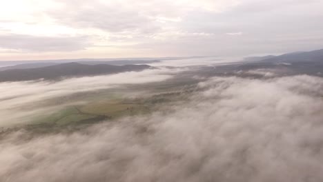 Niedrige-Wolken-und-Nebel-Abdeckung-australischen-Farm-am-frühen-Morgen,-drone