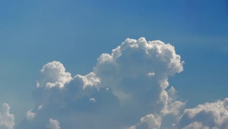 Nubes-de-algodón-como-son-flotantes-contra-la