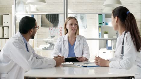 Médico-de-la-mujer-hablando-con-colegas-en-reuniones