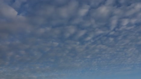 Bewölkter-Himmel.-Weiße-Wolken-verschwinden-in-der-heißen-Sonne-am-blauen-Himmel.-Time-Lapse-Bewegung-Wolken-blauer-Himmelshintergrund.-Blauer-Himmel-mit-weißen-Wolken-und-Sonne.