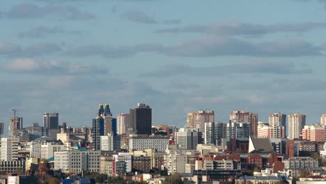 Zeitraffer:-Cityscape-in-den-Sommertag,-Novosibirsk,-Russland