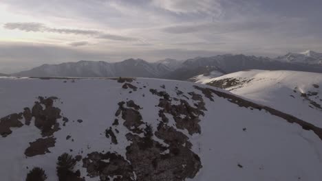 Vuelo-aéreo-sobre-un-parque-de-montañas-de-nieve