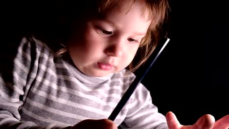 Little-girl-child-learns-to-draw-with-a-pencil-on-paper,-slow-motion