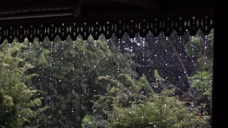 Starkregen-am-Wasser-mit-high-Speed-Kamera,-fällt-vom-Dach,-nasses-Wetter,-flüssige-Abstraktheit-Closeup-Video.-Regentropfen-fallen-Saison.