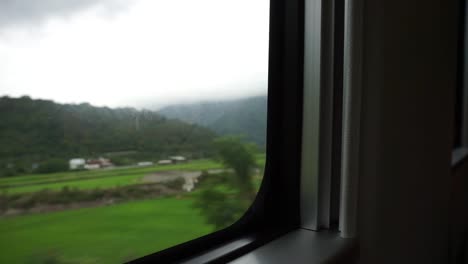 Mirando-por-la-ventana-en-el-tren