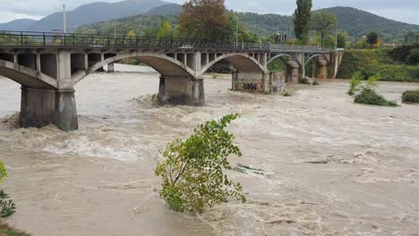 Serio-Flusses-geschwollen-nach-starken-Regenfällen.-Provinz-von-Bergamo,-Italien