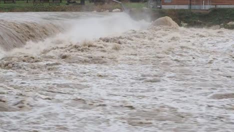 El-río-Serio-hinchado-después-de-fuertes-lluvias.-Provincia-de-Bérgamo,-Italia-norteña