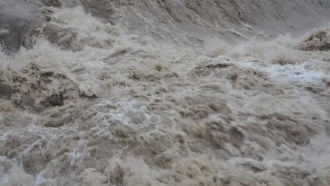 El-río-Serio-hinchado-después-de-fuertes-lluvias.-Provincia-de-Bérgamo,-Italia-norteña