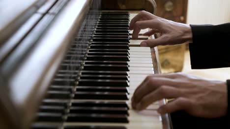 Hands-at-the-piano-keys