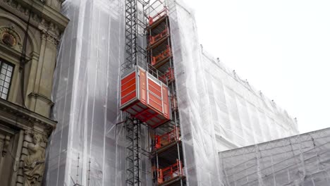 A-going-down-outdoor-elevator-on-a-construction-site