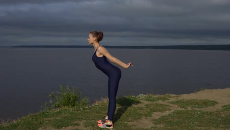 Yoga-woman-in-sportswear,-energy-concentration