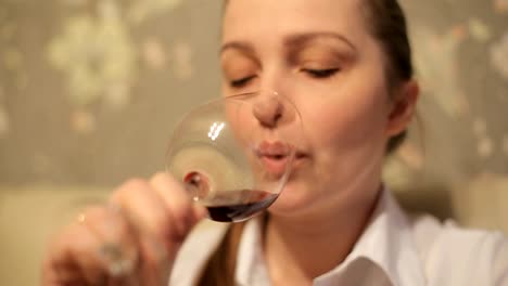 Schöne-junge-Frau-trinken-Rotwein.-Videoaufnahmen-von-Schönheit-Dame-mit-Glas-Wein-hautnah.