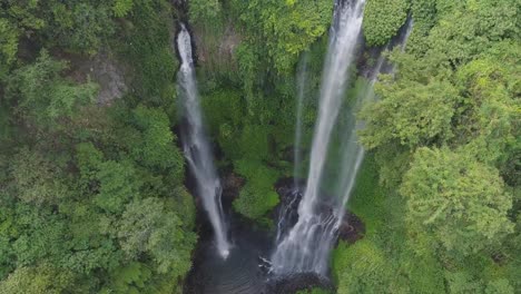 Wunderschönen-tropischen-Wasserfall-Bali,-Indonesien