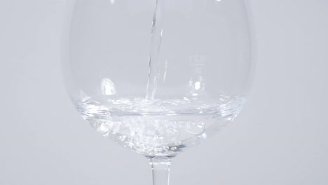 Wasser-in-Wein-Glas-gießen