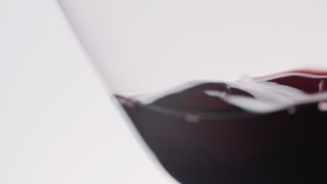 Rotwein-in-einem-Glas-mischen-Bewegung