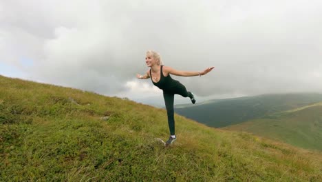 schöne-junge-Frau,-die-beim-Yoga-in-den-Bergen