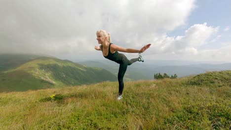 schöne-junge-Frau,-die-beim-Yoga-in-den-Bergen