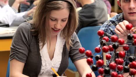 Ein-paar-Studenten-machen-eine-Chemie-Experiment-in-der-Klasse