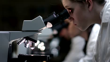 College-Studenten-in-einem-Labor-Blick-durch-ein-Mikroskop-während-ihr-experiment